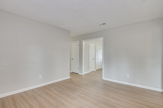 Building Photo - 208 Foxdale Dr