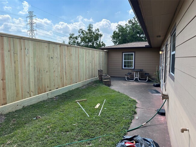Building Photo - 1726 Wycliffe Dr