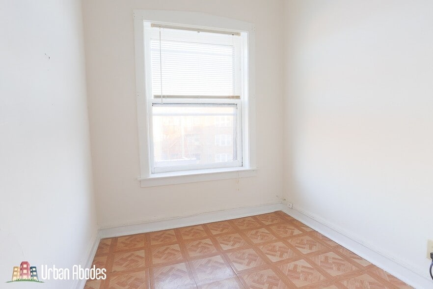 Building Photo - 2234 W Wilson Ave