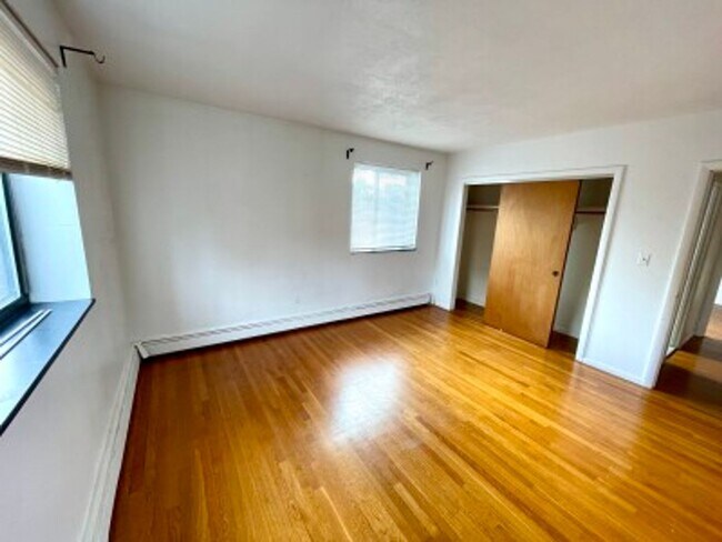 Building Photo - Available Now, Dec or Jan 1st - Spacious Allston 2 bedroom on Allston St. Heat and Parking Includ...