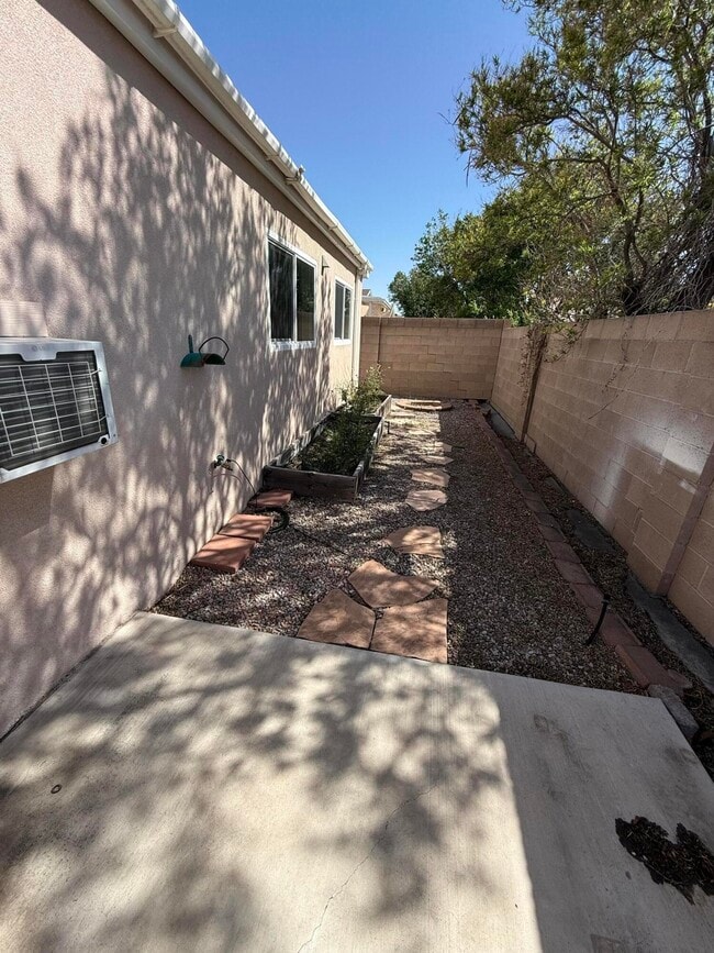 Building Photo - 8319 Santa Clarita St NE