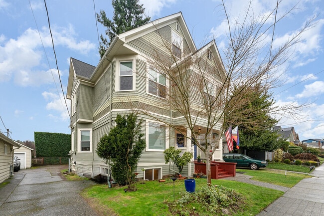 Building Photo - 5523 Woodlawn Ave N