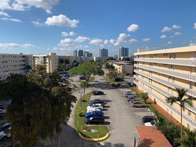 Building Photo - 2999 Point E Dr