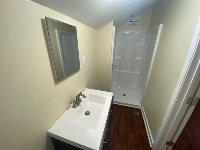 Building Photo - Newly renovated Home in Broadmor!