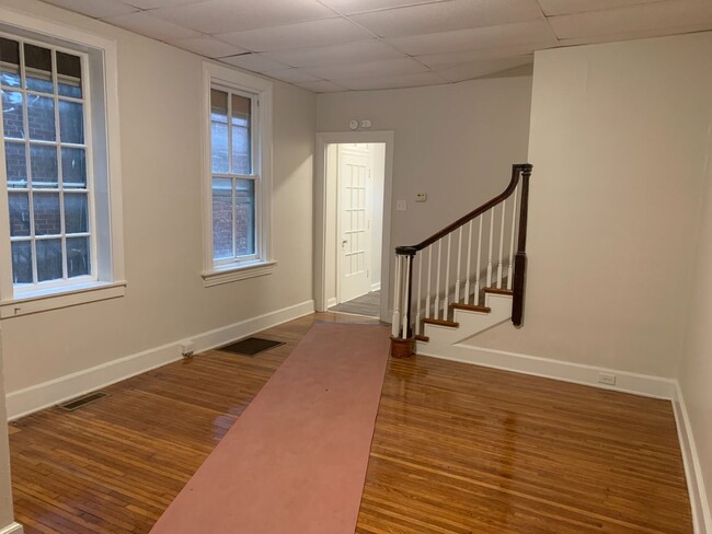 Building Photo - Video in Photos! 2 Bedroom Apartment!