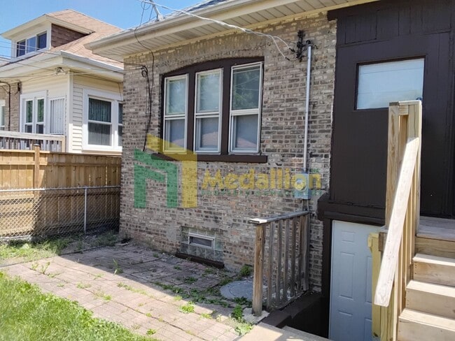 Building Photo - Spacious 5-Bedroom Brick Bungalow with Updated Interior