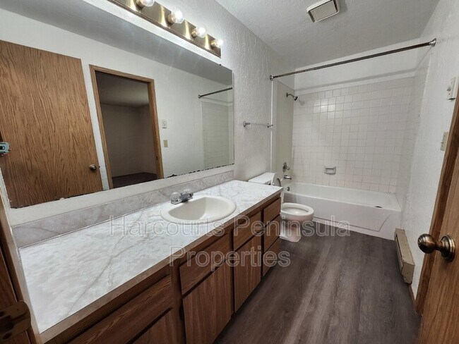 Building Photo - 6465 Lewis Dr NE