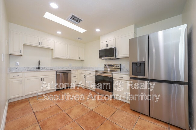 Building Photo - 1654 N Rosemont Blvd