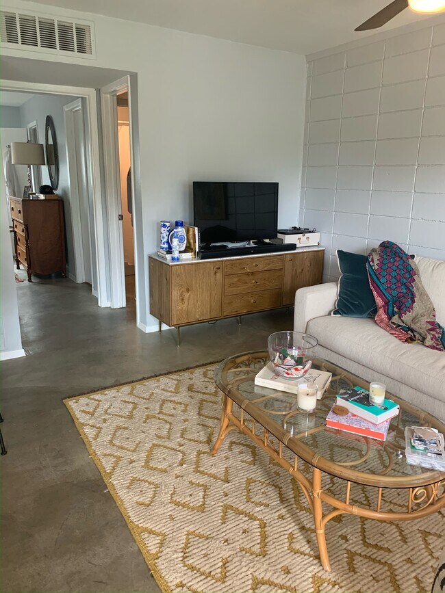 Living - 1202 Newning Ave