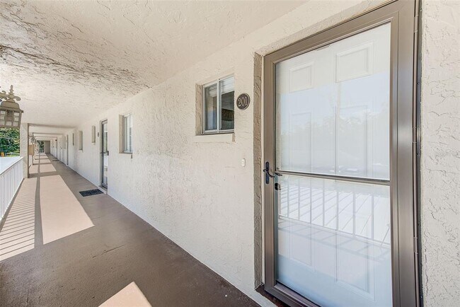 Building Photo - 215 Valencia Blvd