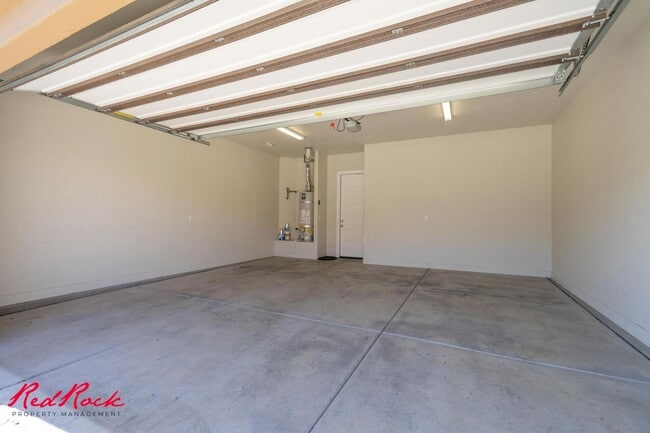 Building Photo - Pet Friendly 4 Bedroom Home! Internet Incl...