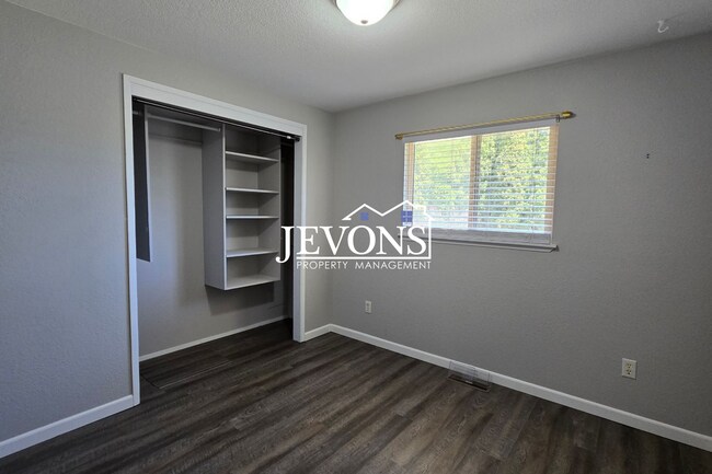 Building Photo - Move-in Special: $500 Off Your First Month's Rent