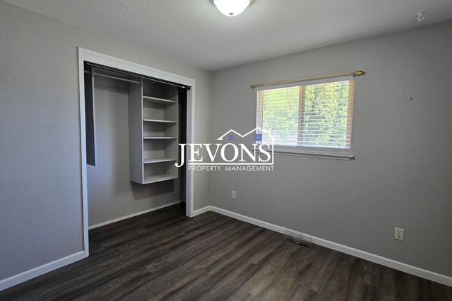 Building Photo - Spacious 3BD/2BA Yakima Home w/ Fireplace, Fenced Yard & 2-Car Garage – $500 Move-In Special