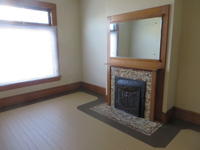 Building Photo - 5 Bedroom Home in the very core of Downtown (West Central, Downtown)