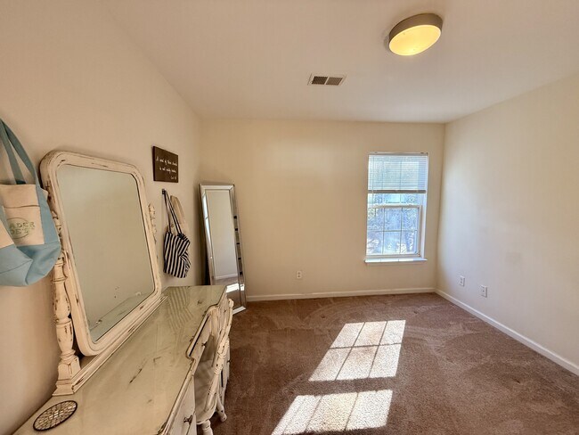 Building Photo - 1104 Harvester Cir