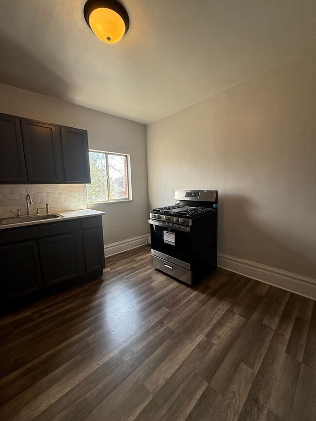 Building Photo - 826 Collins St