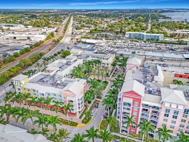 Building Photo - 802 W Windward Way