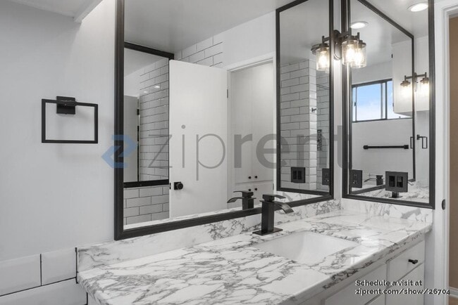 Building Photo - 117 S Doheny Dr