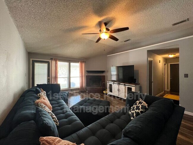 Building Photo - 7904 Fox Chase Dr