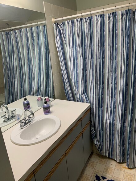 Building Photo - 378 Thames St