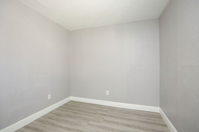 Building Photo - For Lease | 2 Bed, 1 Bath | 800 Sq Ft | Sunnyside Place Community |