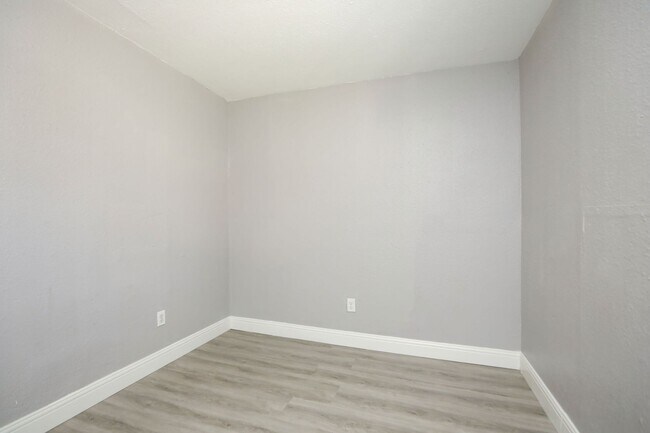 Building Photo - For Lease-Housing Vouchers Accepted | 2 Bed, 1 Bath | 800 Sq Ft | Sunnyside Place Community |