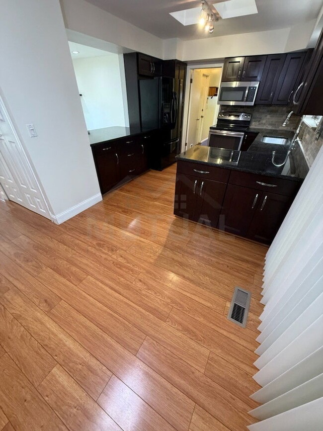 Building Photo - 7072 Lee Crest Dr