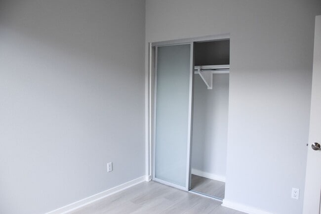 Building Photo - 507 W Maple Ave