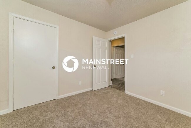 Building Photo - 4 Bedroom Pet-Friendly Home in Knoxville, TN with Main Street Renewal