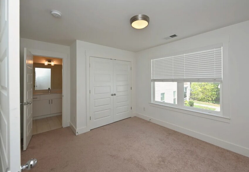 Building Photo - 422 Creative Way