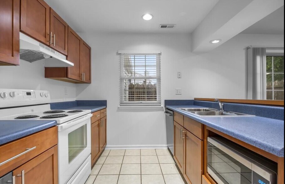 Building Photo - 264 Ferdinand Cir