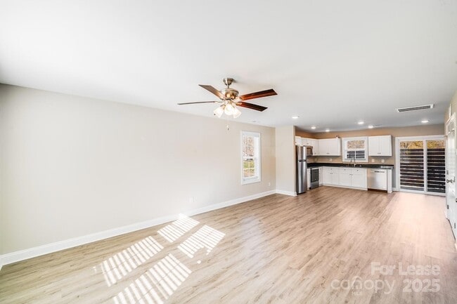 Building Photo - 604 W 8th St