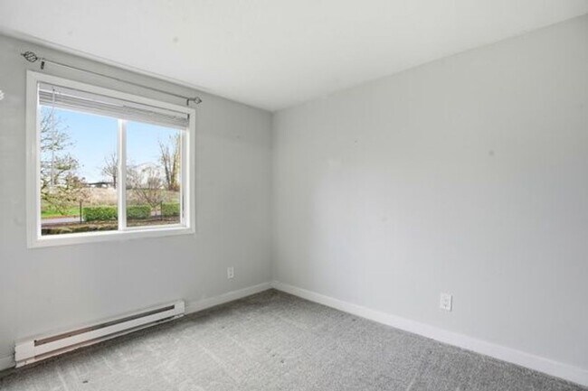Building Photo - Remodeled-like new! Adorable 2 br 1 bath, great location! Water-sewer-garbage Incl