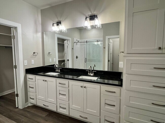 Building Photo - Beautiful 2 Bed 2 Bath!