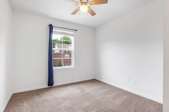 Building Photo - 1038 Livingstone Ln