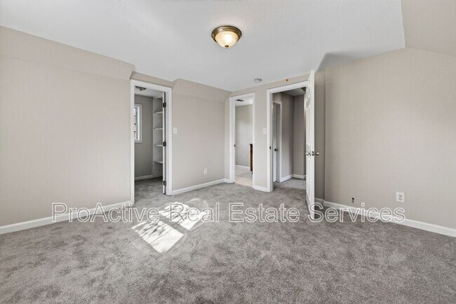 Building Photo - 1065 Lindenwood Ave