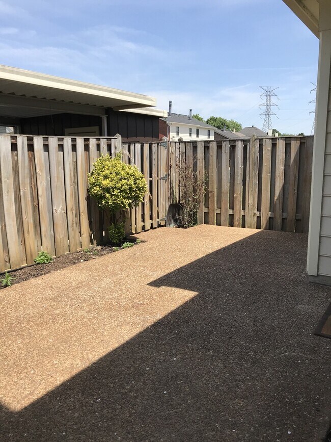 Building Photo - Bellevue Townhome 4 bedrooms 3 full baths