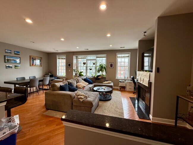 Building Photo - Stunning 2 Bed 2 Bath in the Wicker Park area