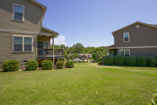 Building Photo - Charming End-Unit Townhome in Southern Pines