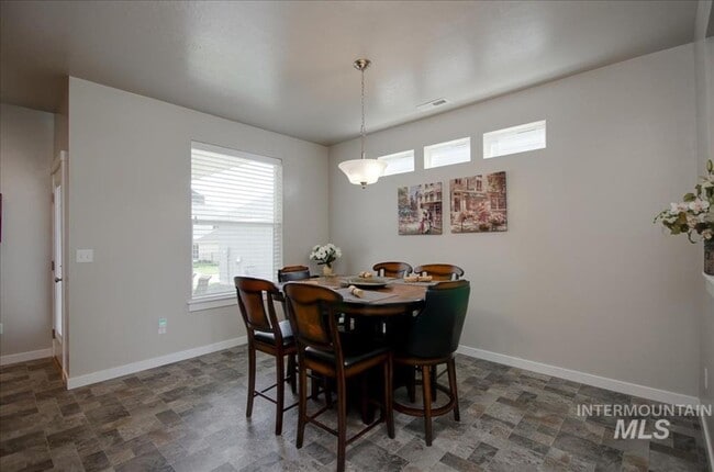 Building Photo - 3 Bedroom 2.5 Home with a 2 Car Garage Meridian