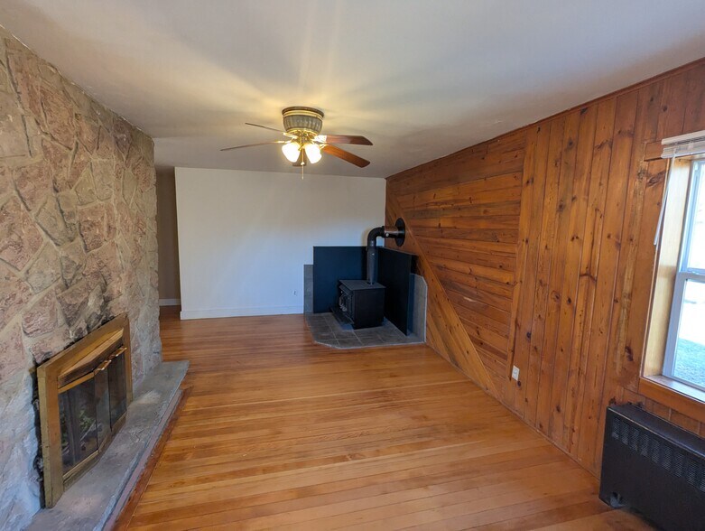 Building Photo - 615 E Miller Rd