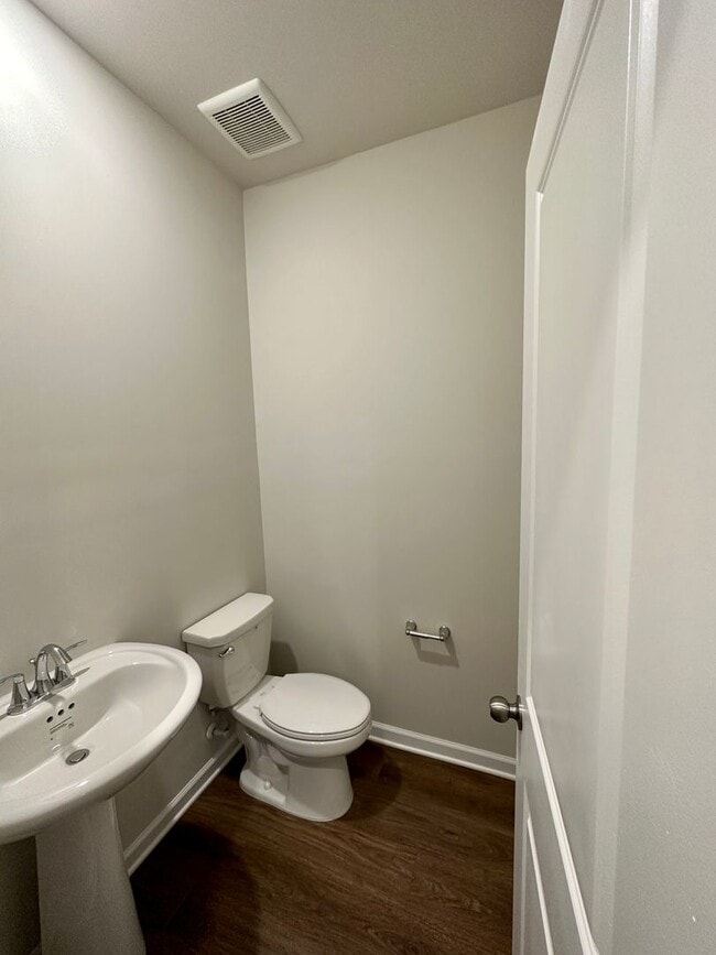 Building Photo - Elegant Townhome located in Ballantyne!