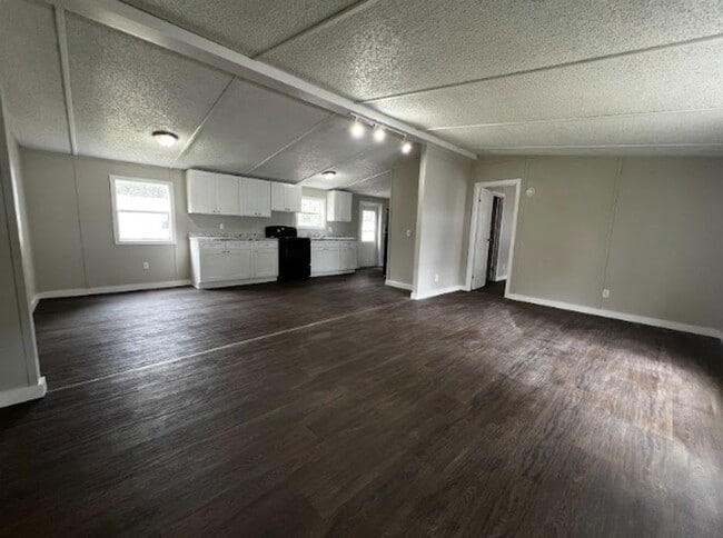 Building Photo - Newly Renovated 3/2 available in Silver Lake.
