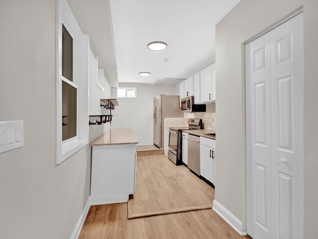 Building Photo - 1214 E Eager St