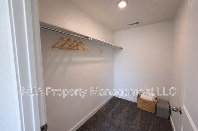 Building Photo - 222 Glencoe Dr