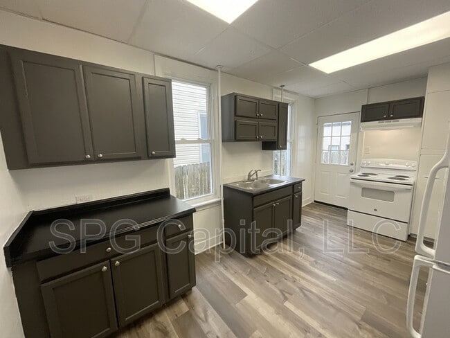 Building Photo - 650 W College Ave