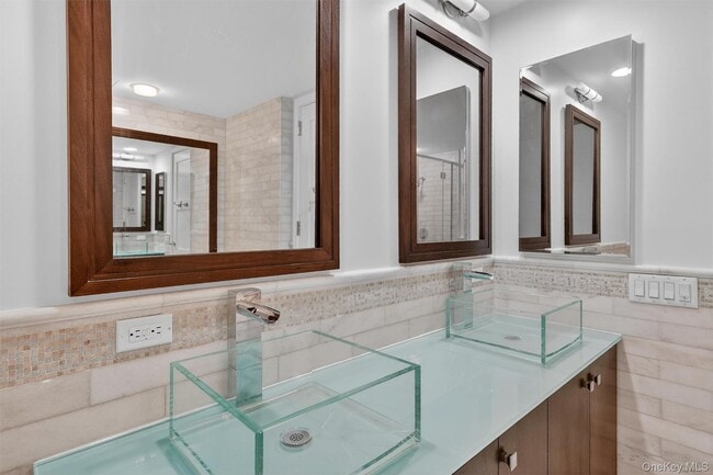 Building Photo - 1 Renaissance Square