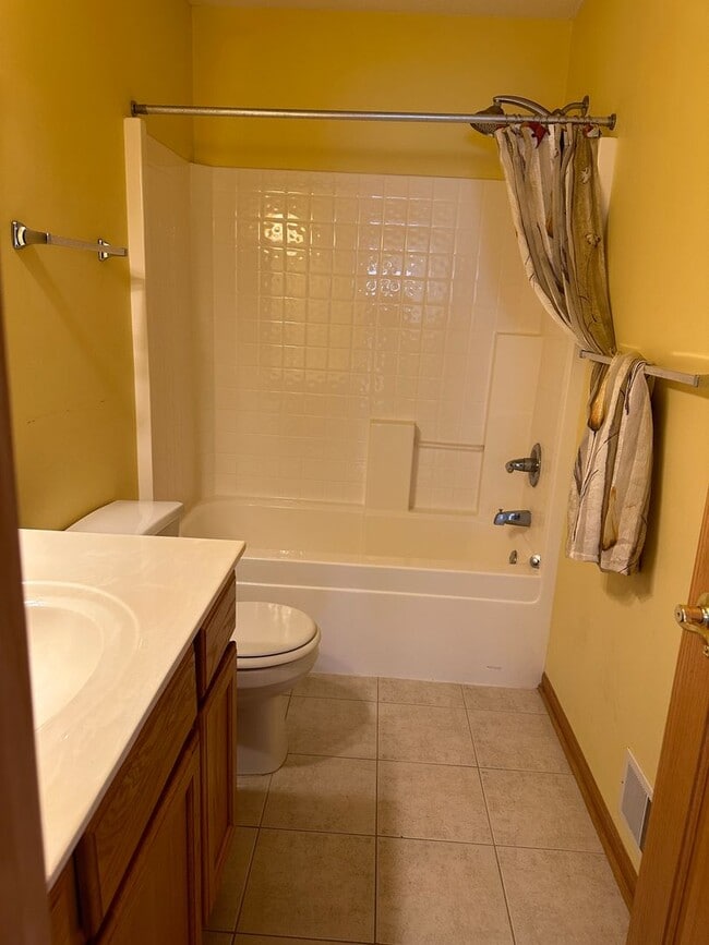 Building Photo - Spacious Single Family Home, Fireplace, 3....