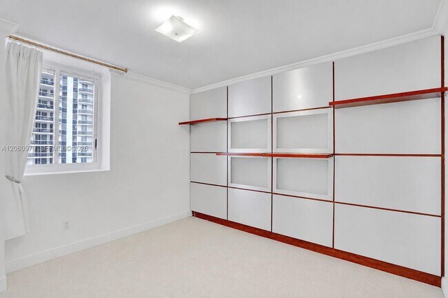 Building Photo - 4775 Collins Ave