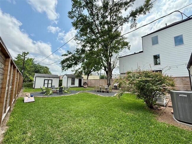 Building Photo - 114 E 23rd St